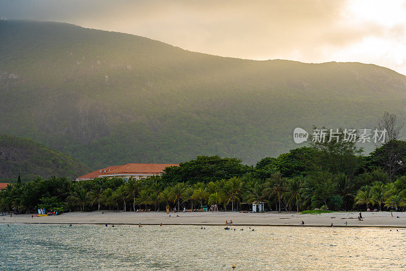 越南和平的Con Dao岛，是越南海岛的天堂。海景，有波浪，有海岸线，有晴朗的天空和道路，有蓝色的大海，有游客和山